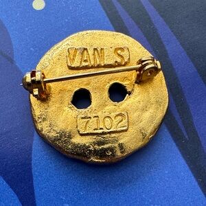 Vintage Button-style gold brooch engraved  VANS 7102